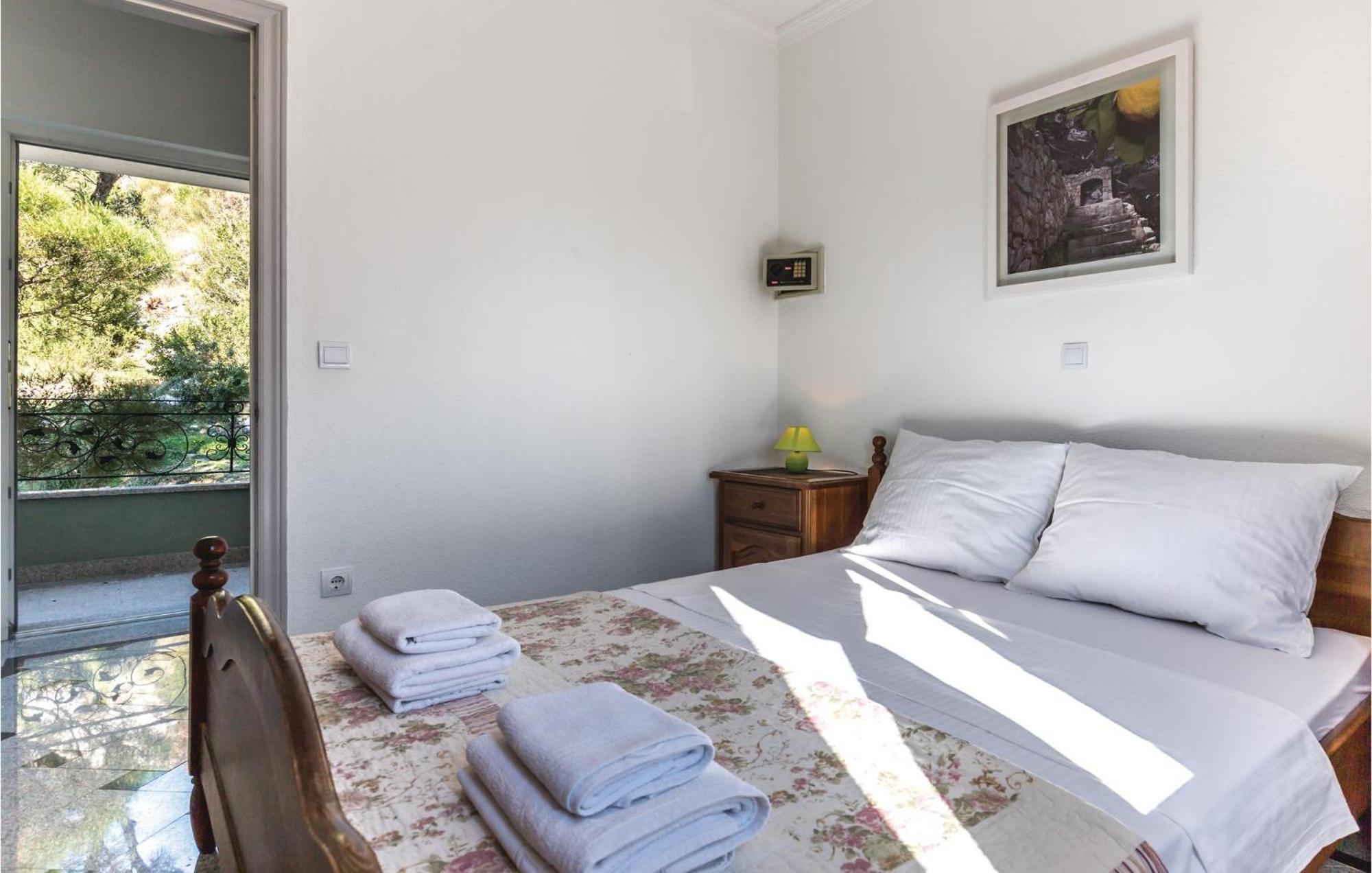 Amazing Apartment In Makarska With House Sea View Екстериор снимка