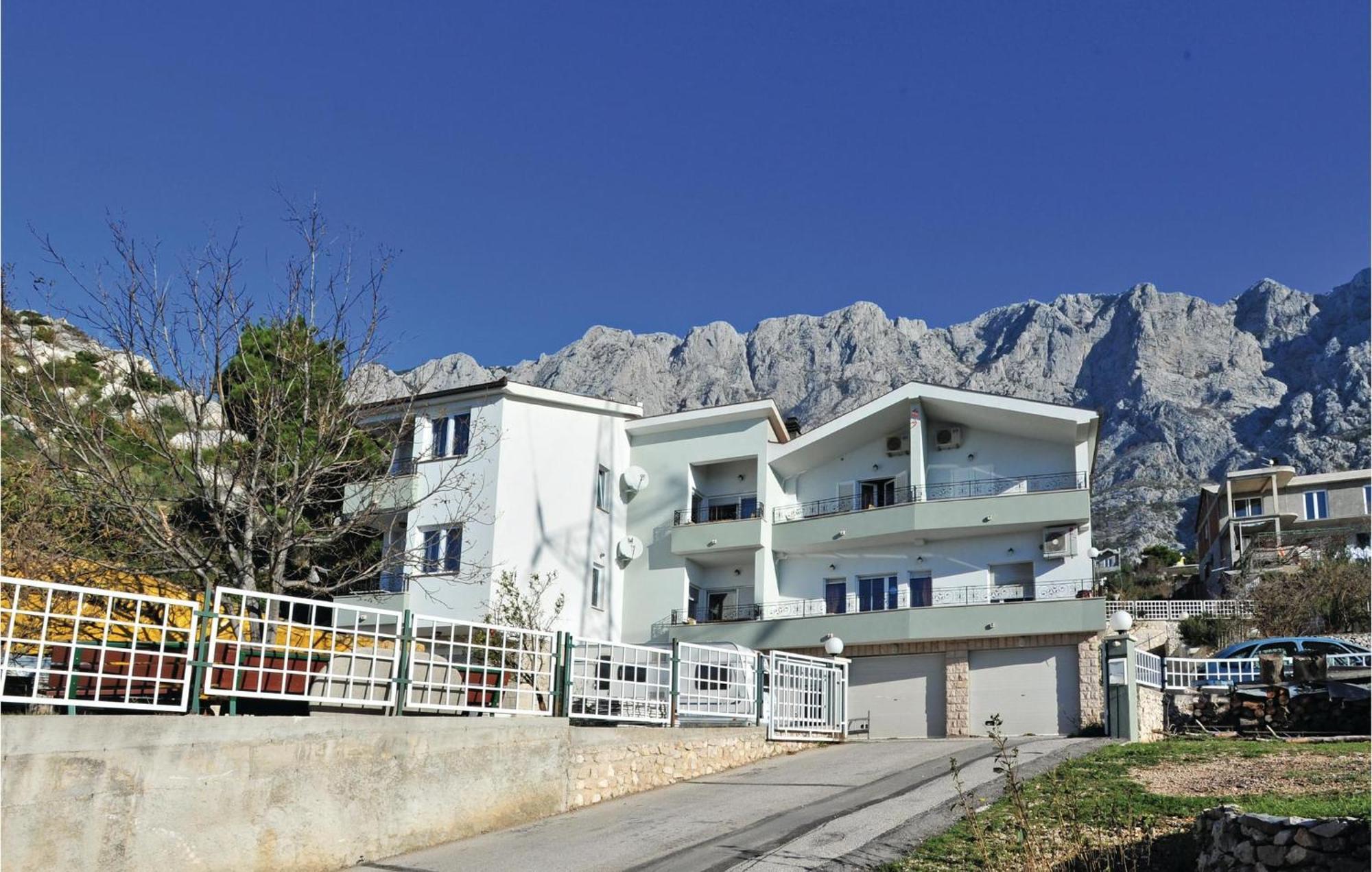 Amazing Apartment In Makarska With House Sea View Екстериор снимка