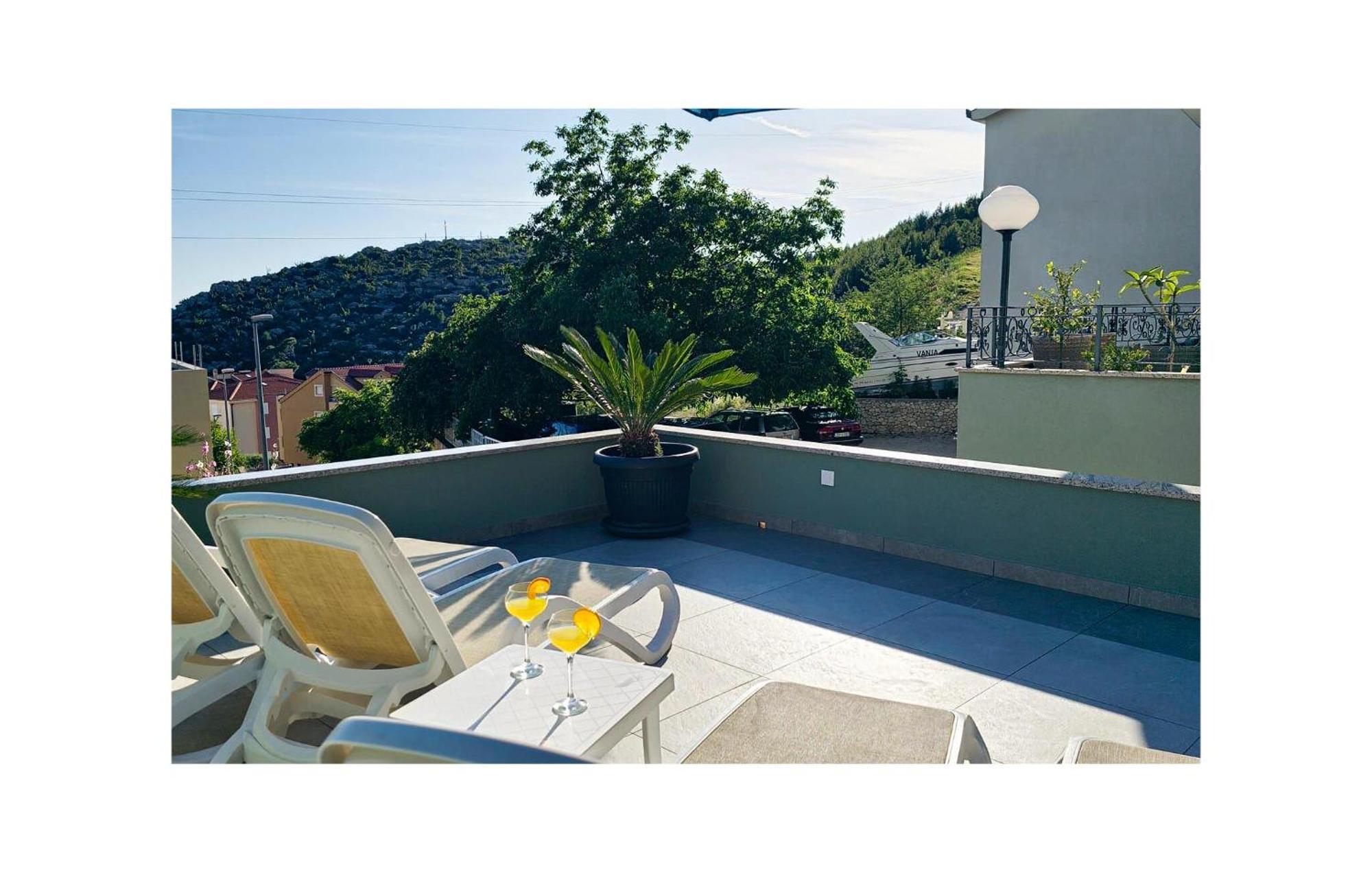 Amazing Apartment In Makarska With House Sea View Екстериор снимка